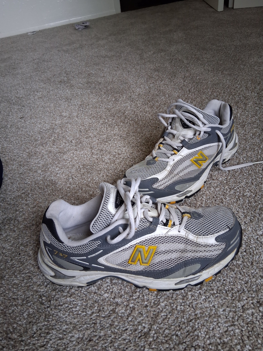 New Balance Men’s Gray and Yellow Athletic Trainers